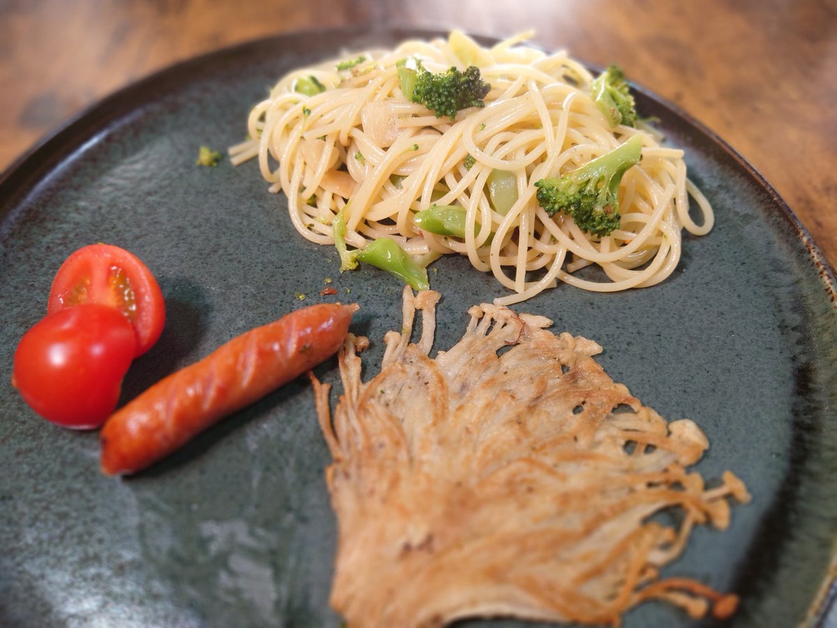 normal_kazz's tweet photo. ブロッコリーのペペロンチーノとえのきのステーキ
。えのきのステーキ、初めて作ってみたけど、思ってたのと違う出来上がりになった(-_-;)
まあ、味は美味しかったけどね♪
#おうちごはん #朝ごはん #朝パスタ #ペペロンチーノ #ブロッコリー #えのきのステーキ #ravida #aosトラットリア https://t.co/UH1ALjvDxA