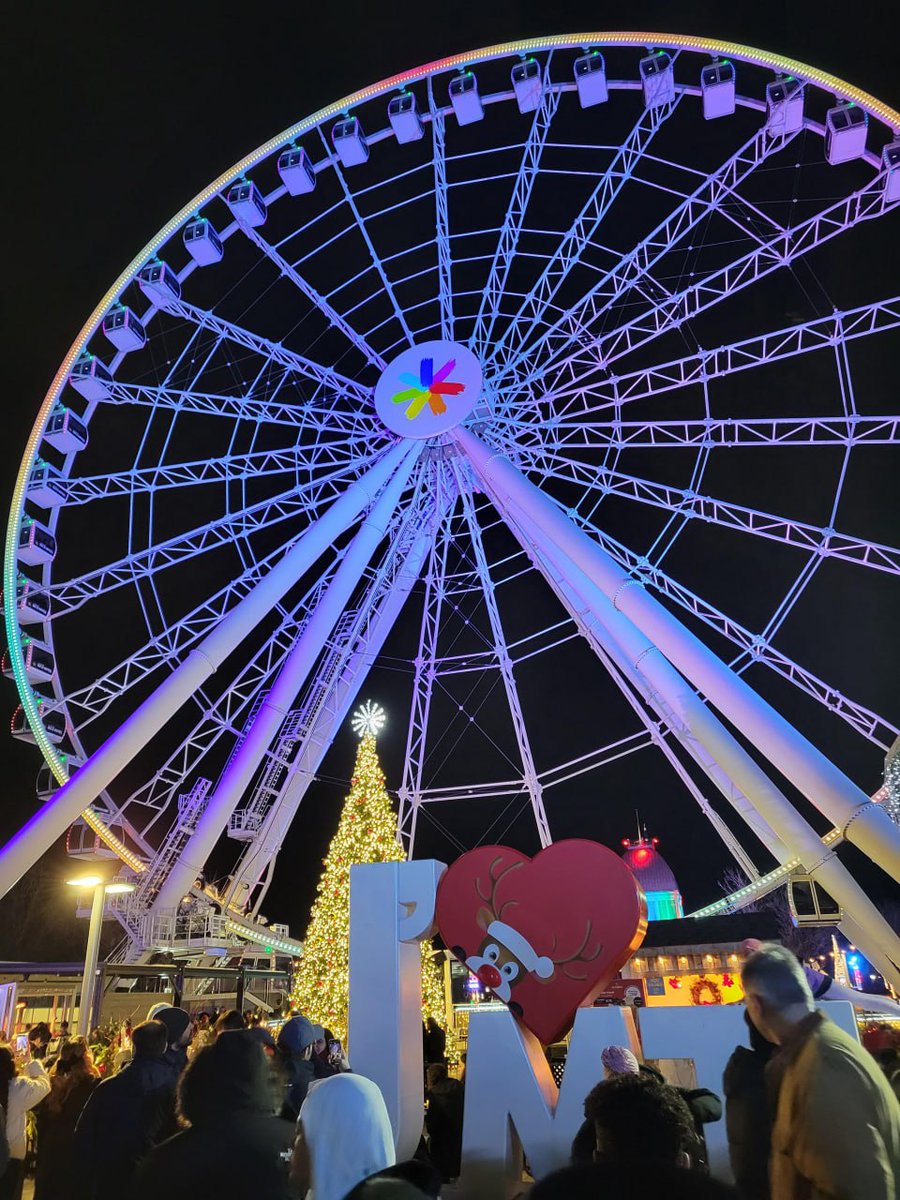 WhiteJoin04's tweet image. Montreal's New Year's Eve is very romantic~