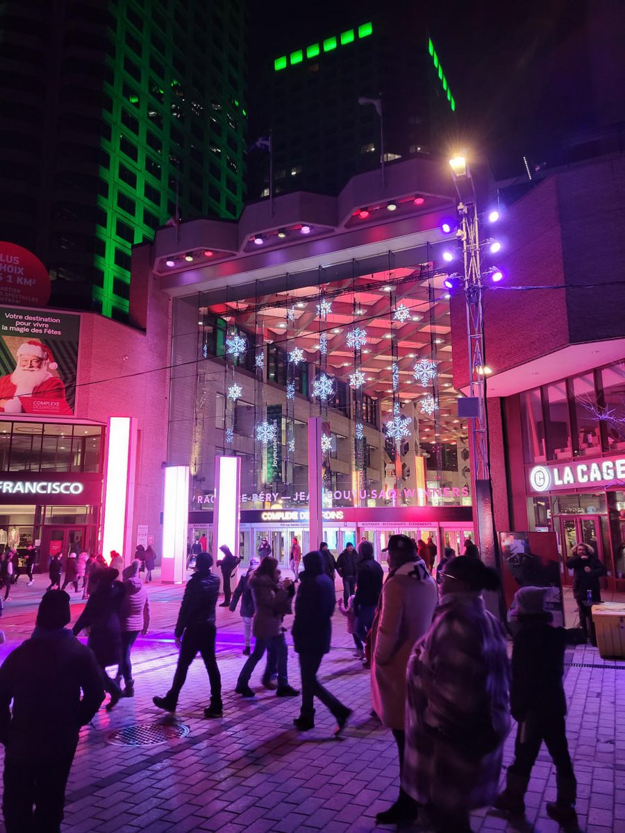 WhiteJoin04's tweet image. Montreal's New Year's Eve is very romantic~