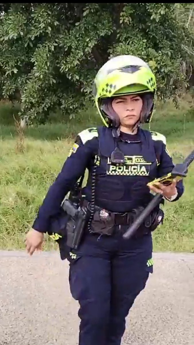 FranciscoporBta's tweet photo. Esta patrullera abusa de su autoridad y golpea a un joven por grabar un procedimiento.
¿Hasta Cuándo tenemos que aguantar estos abusos? https://t.co/5p3f6Ge0VY