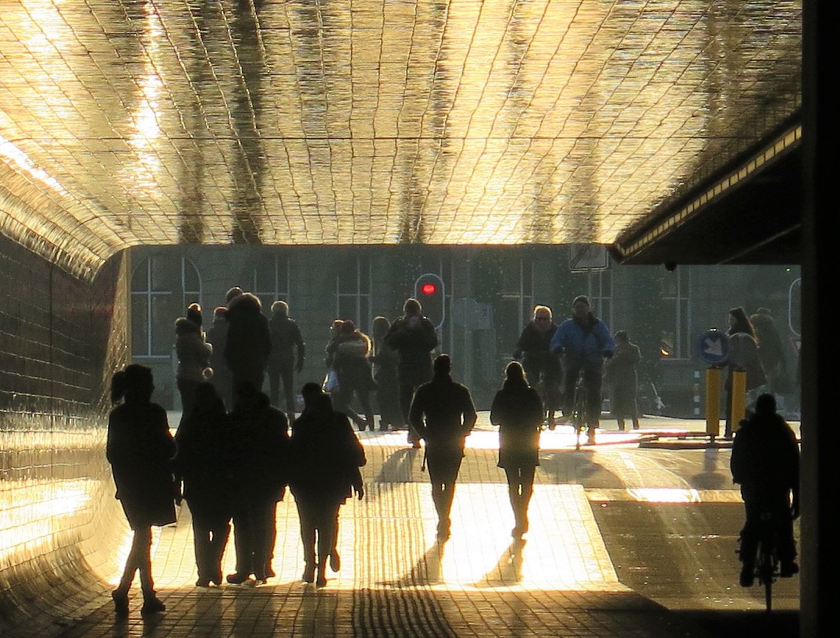 Photo / Central Station - Cuyperspassage Amsterdam
Website : amsterdamimpressions.nl
RON EDGAR PHOTO            
X : <a href="/020_Impressions/">Amsterdam Impressions</a> 
#streetphotography #urbanphotography 

#amsterdam