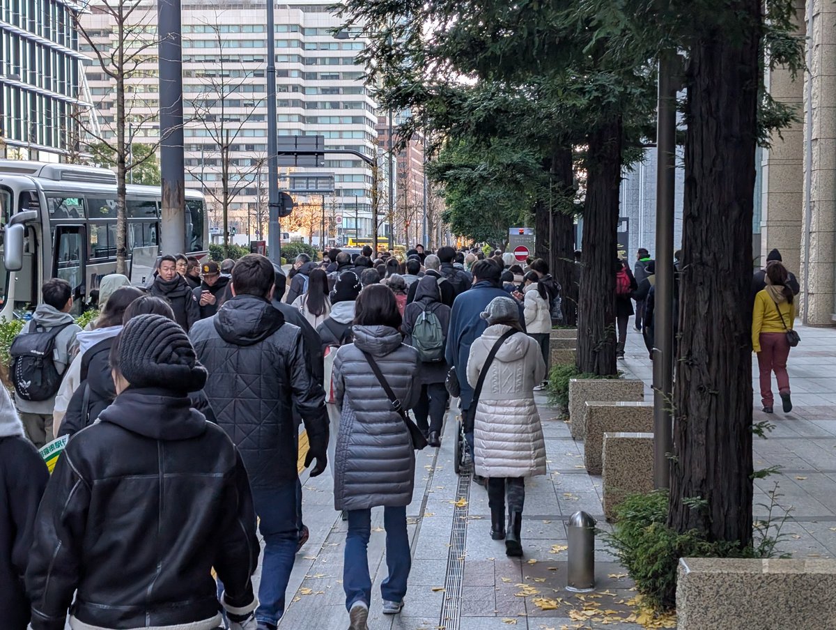 j17sf's tweet photo. 大手町で箱根駅伝のスタートを見送った直後に、みんな一斉に南方向に移動始めて何かと思ったら、そのまま一般参賀に直行らしい。よくできてるな https://t.co/am3B3IYMYU