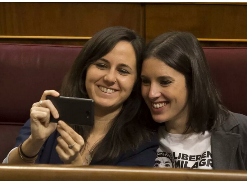 WyomingGran's tweet image. Yo para 2025 y años venideros, me pido que las dos de la foto sean presidenta y vicepresidenta del gobierno español en el orden que ellas decidan.

No retwiteeis que se encienden los fascistas!!! 😝😝😝