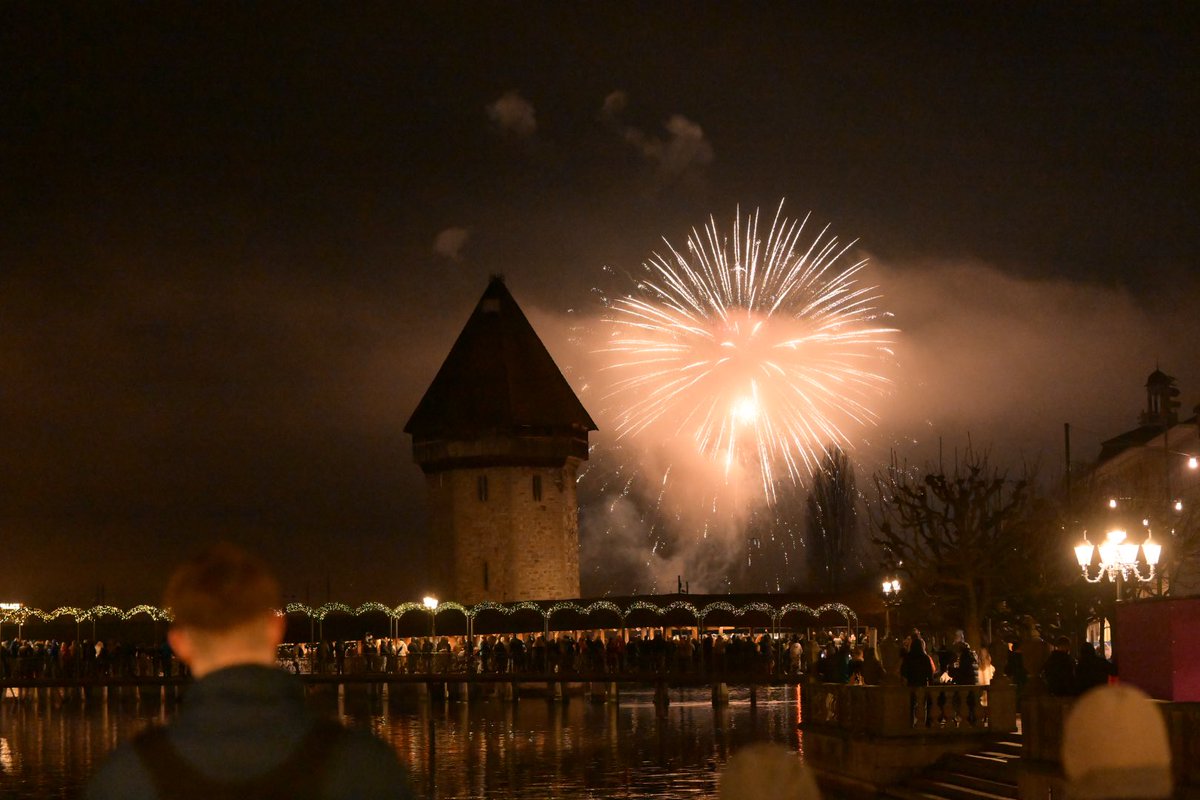 Luzerner_ch's tweet photo. Neujahrszauber in #luzern 
#firework #Feuerwerk https://t.co/44W64QbREW