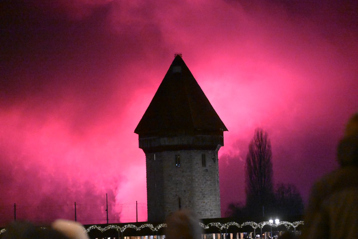 Luzerner_ch's tweet photo. Neujahrszauber in #luzern 
#firework #Feuerwerk https://t.co/44W64QbREW
