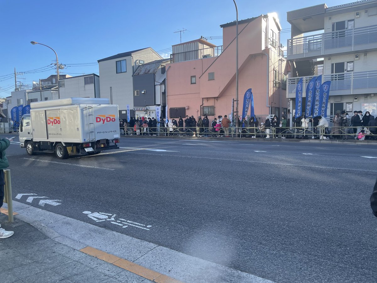 散歩してたら箱根駅伝の現場に出会した。まだランナーは来ていない模様