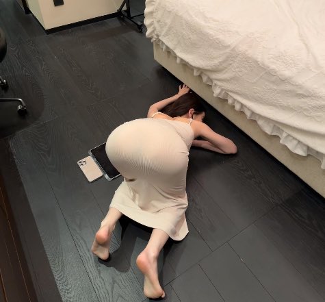 一看就知道她在勾引我，淡淡黑影无尽沟壑 https://t.co/xJ6H96t2Y1