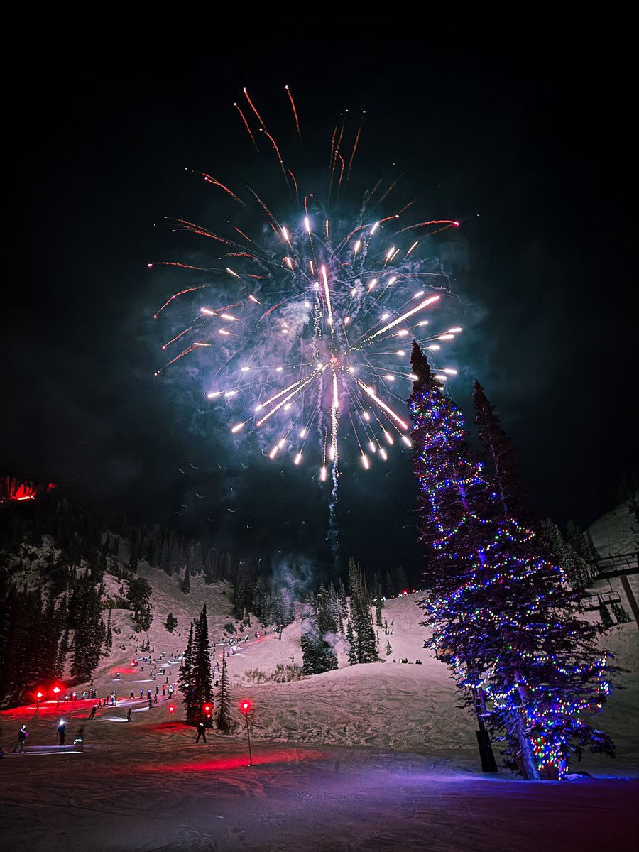 Choffmeyer8's tweet image. Skiing with hundreds of people as fireworks get lit off 👌🏼