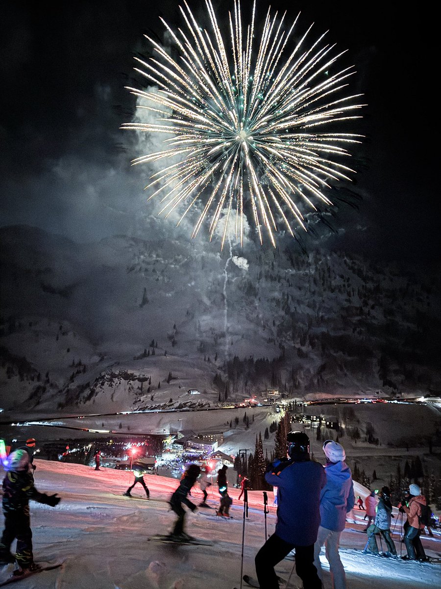 Choffmeyer8's tweet image. Skiing with hundreds of people as fireworks get lit off 👌🏼