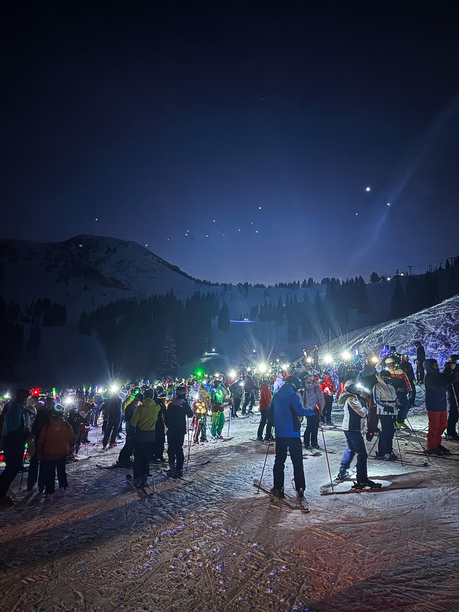 Choffmeyer8's tweet image. Skiing with hundreds of people as fireworks get lit off 👌🏼