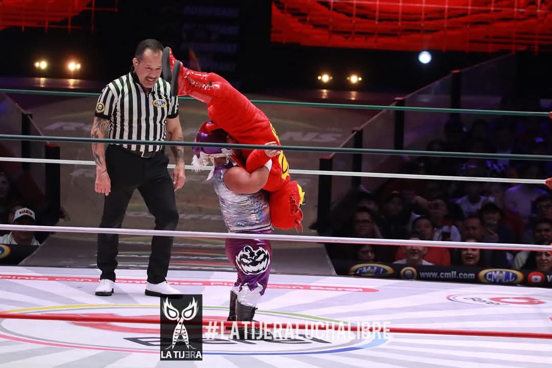 LaTijeraLucha's tweet photo. Todo un micro rudo, con una colmillada #Tengu es el campeón de los #microestrellas derrotando a #KeMalito en una intensa batalla en la que los dos pequeños gladiadores demostraron su gran nivel, sin embargo, luego de que #Tengu se sostuviera... https://t.co/kKJTX9Knpl