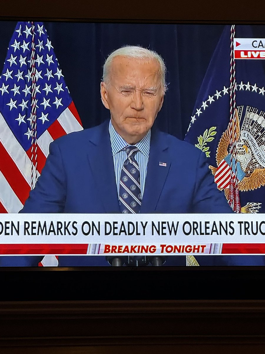 richardcostigan's tweet image. This is a look into the camera address, not eyes down to the teleprompter. Camera placement is wrong (and he has to fix the scrolling on #TPOTUS )