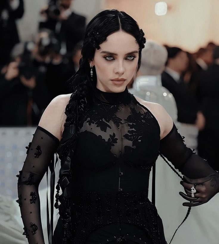 overrheatedd's tweet photo. white swan                                           black swan https://t.co/hhhEGkhNer
