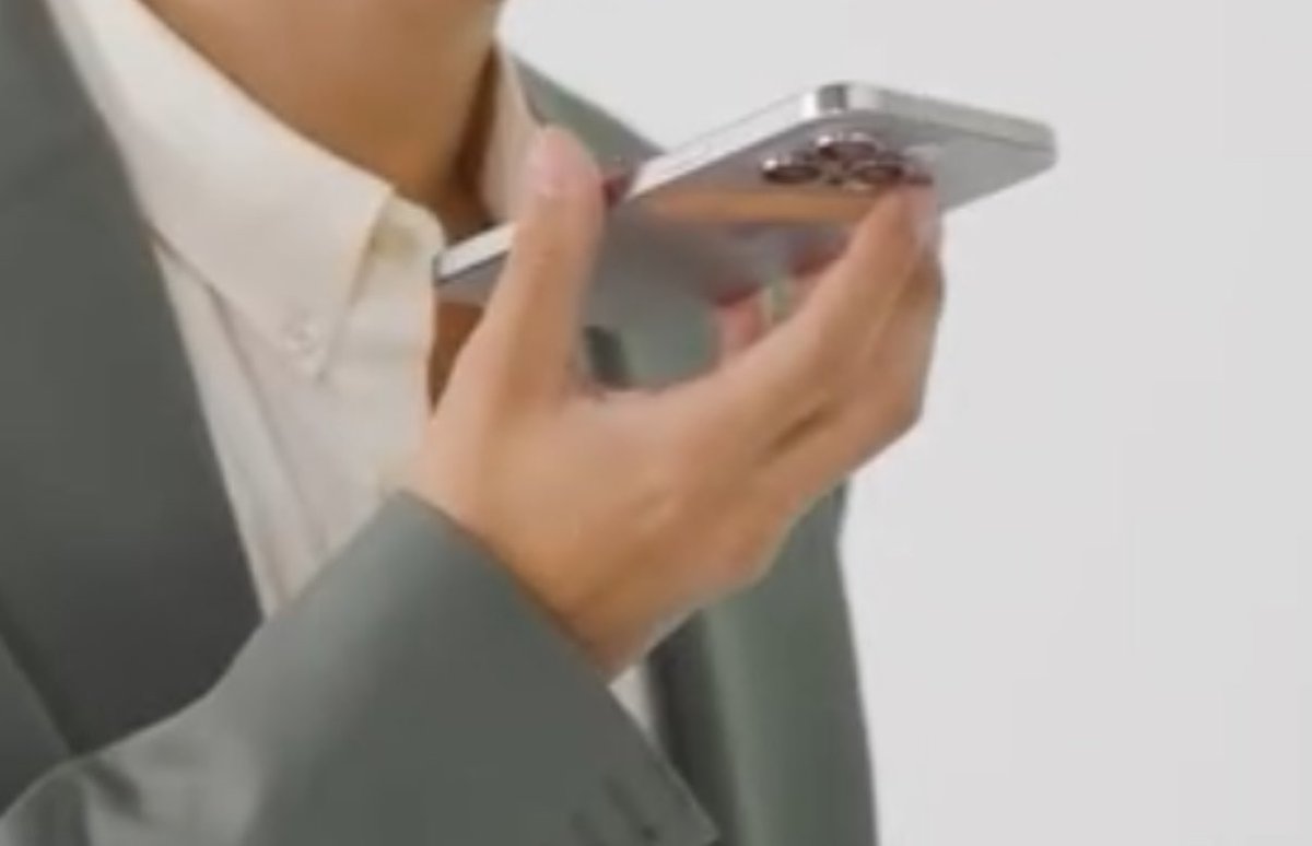 쌩폰이라 구교환폰일 거 같긴했는데
저땐 멀쩡했는데 떨어뜨려서 밴드 붙엿나바 ㅁㅊ겟다
