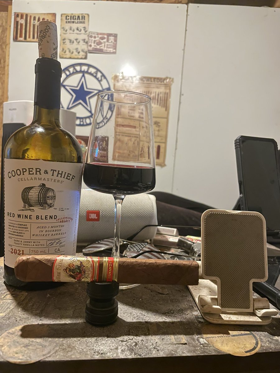 BadboyvsGoodman's tweet photo. 2025 smells like tons of success, peace, happiness and good news. Happy New Year #LoyaltyLeaf #CigarHorny #CigarLover #LTBL #PeaceofMind #CigarOClock #PSSITA https://t.co/Qf15ADofUT