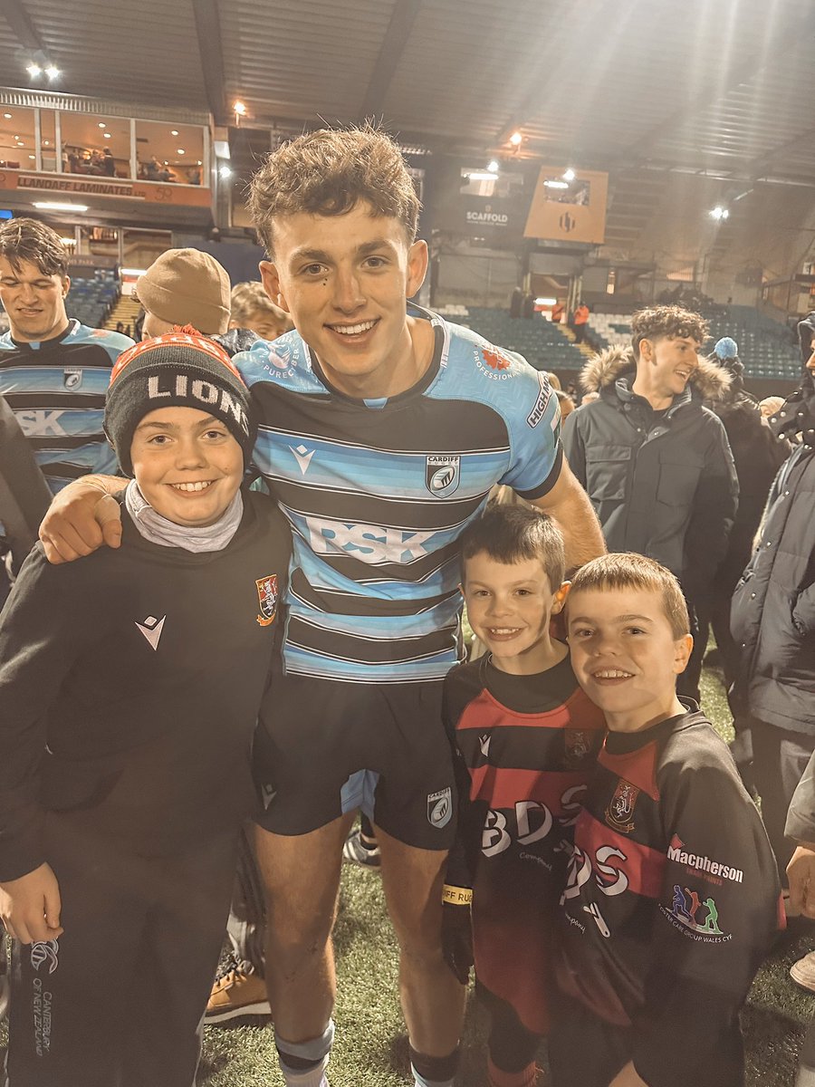 From <a href="/LlanishenRFC/">Llanishen RFC</a> to <a href="/Cardiff_Rugby/">Cardiff Rugby</a>. Huge well done to @louiehennessey1 on his first full debut! Thanks for taking the time to snap this quick pic, all proud <a href="/LlanishenMJs/">Llanishen RFC M&Js</a> boys following in your footsteps. Once a Lion, always a Lion! 🏉 🔥🦁👏🏻#RugbyRoots #Cardiff #TheCardiffWay