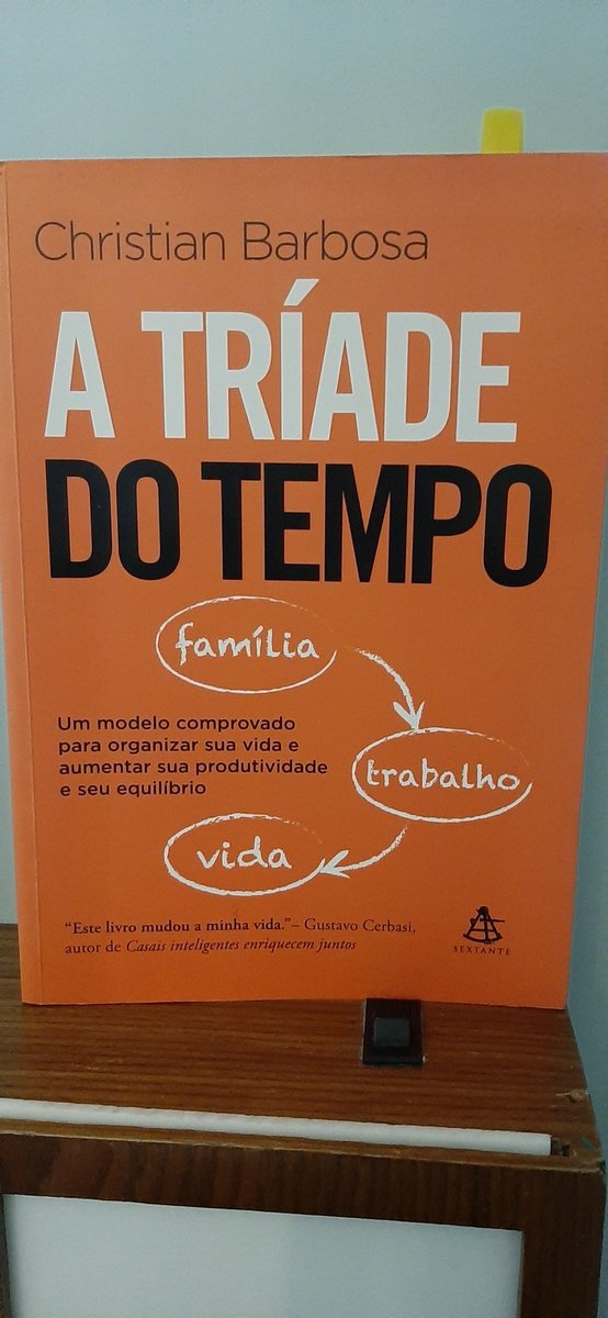 Diário D. 01012025. Hoje comecei minha leitura para 2025 com  A TRÍADE DO TEMPO. Não é sobre Design, mas aborda algo muito importante na área e na vida pessoal: gestão do tempo. Em outras palavras produtividade.
