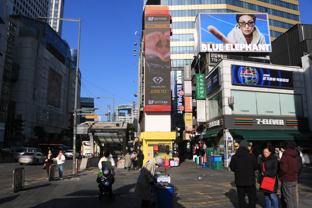 giftifan's tweet photo. 🎁 2024 YEAR-END FESTA ADS REWARD  🎁

for Junkyu & fans 

[detail photos]

📍 Myeongdong Redeye Billboard, Seoul (명동 레드아이 전광판)
🗓️ 2024.12.31
🎨 Video by 
@especially4kyu

#JUNKYU #준규 #김준규
#TREASURE #트레저
#GIFTIFAN #기프티팬  

---
Download GIFTIFAN now 👇
Android: https://t.co/RaH3KjC9kS
iOS: https://t.co/hAueQMpxWE
Web: https://t.co/SY4VSvuHkY