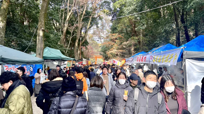 今日は鴨川デルタ、うさぎ山商店街(?)と回ってから下鴨神社へお詣り。ここも縁日がたくさん出ていて賑やかだね。有頂天家族で見たまんまのお正月の雰囲気でした。