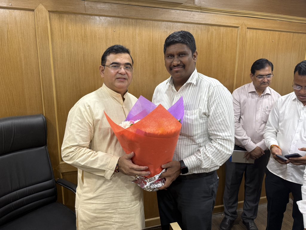 srkmulani99's tweet image. महाराष्ट्र शासन मंत्रालय पणन व राजशिष्टाचार मंत्री जयकुमार रावल यांनी मंत्री पदाचा पदभार स्वीकारल्यानंतर शुभेच्छा देताना एस. मुलाणी
@JaykumarRawal 
#JayKumarRawal #जयकुमाररावल