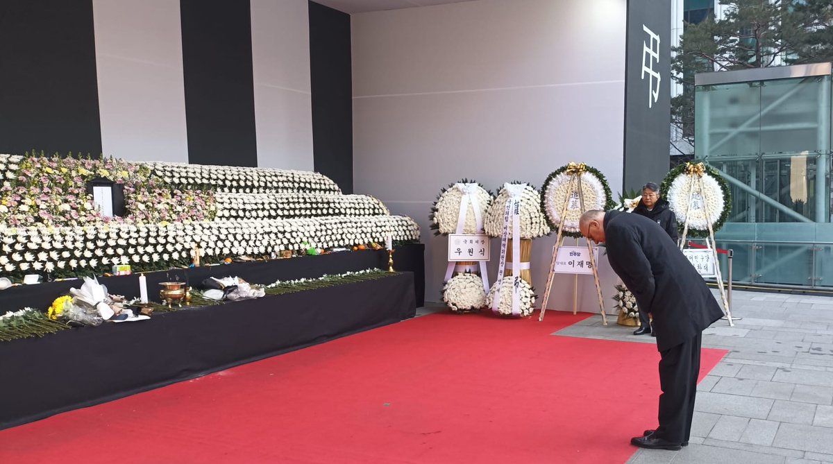 Die Flugzeugkatastrophe am Flughafen von Muan hat auch in Österreich Trauer und Bestürzung ausgelöst. Botschafter Angerholzer hat vor dem Traueraltar, vor dem Rathaus in Seoul, der Opfer gedacht und sich in das offizielle Kondolenzbuch eingetragen.