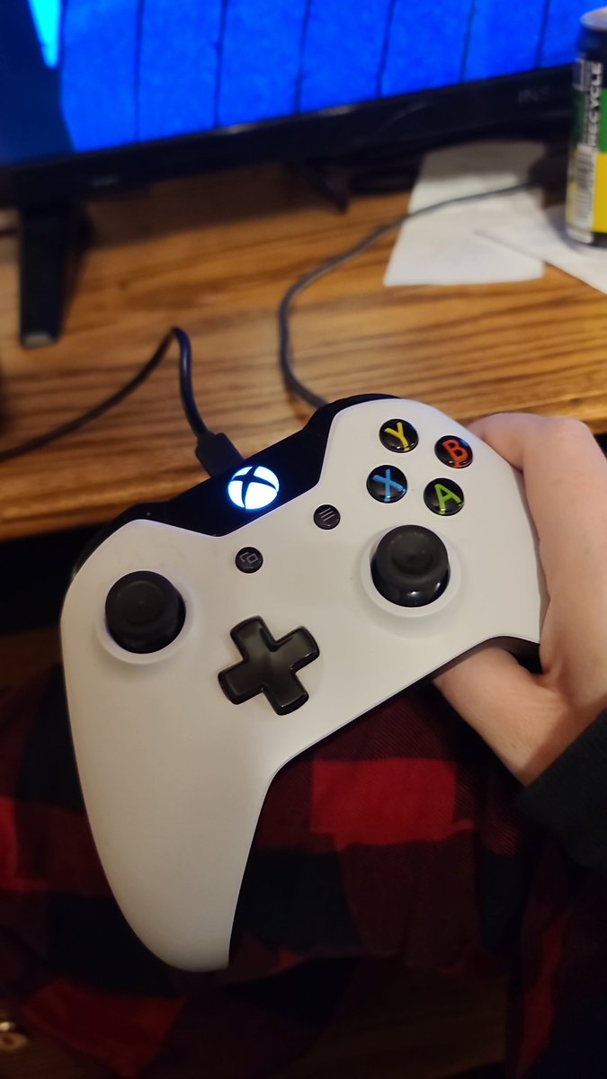 SmolForestElf's tweet image. I am possibly the biggest idiot. Just me forgetting that I could charge my Xbox controller.