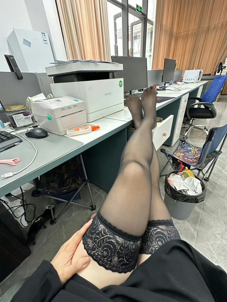 男同事都说我骚～我很骚吗？
这双大腿袜有喜欢的吗？重口哦
#原味丝袜 #黑丝 https://t.co/ezz0I9rv3p