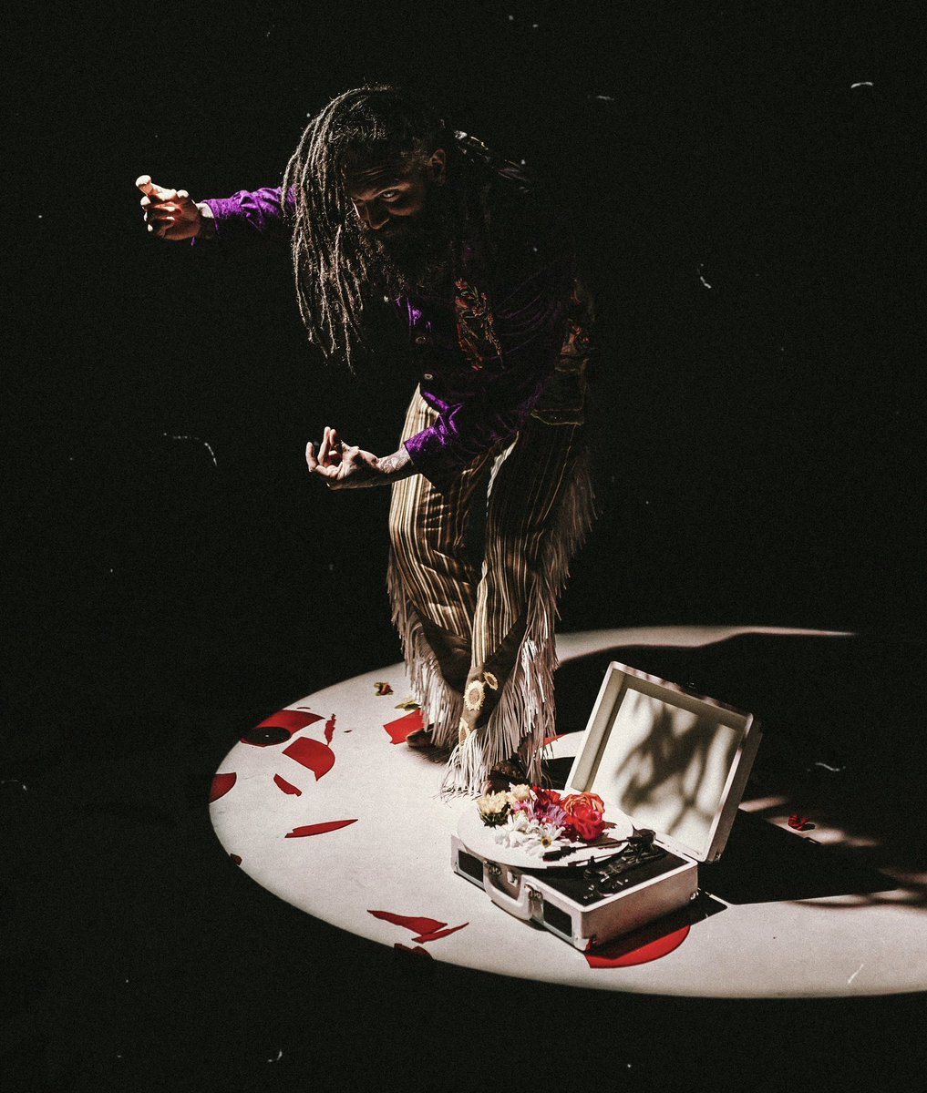 NoNamexVincent's tweet image. Burn the broken pieces. 

#AEWDynamite