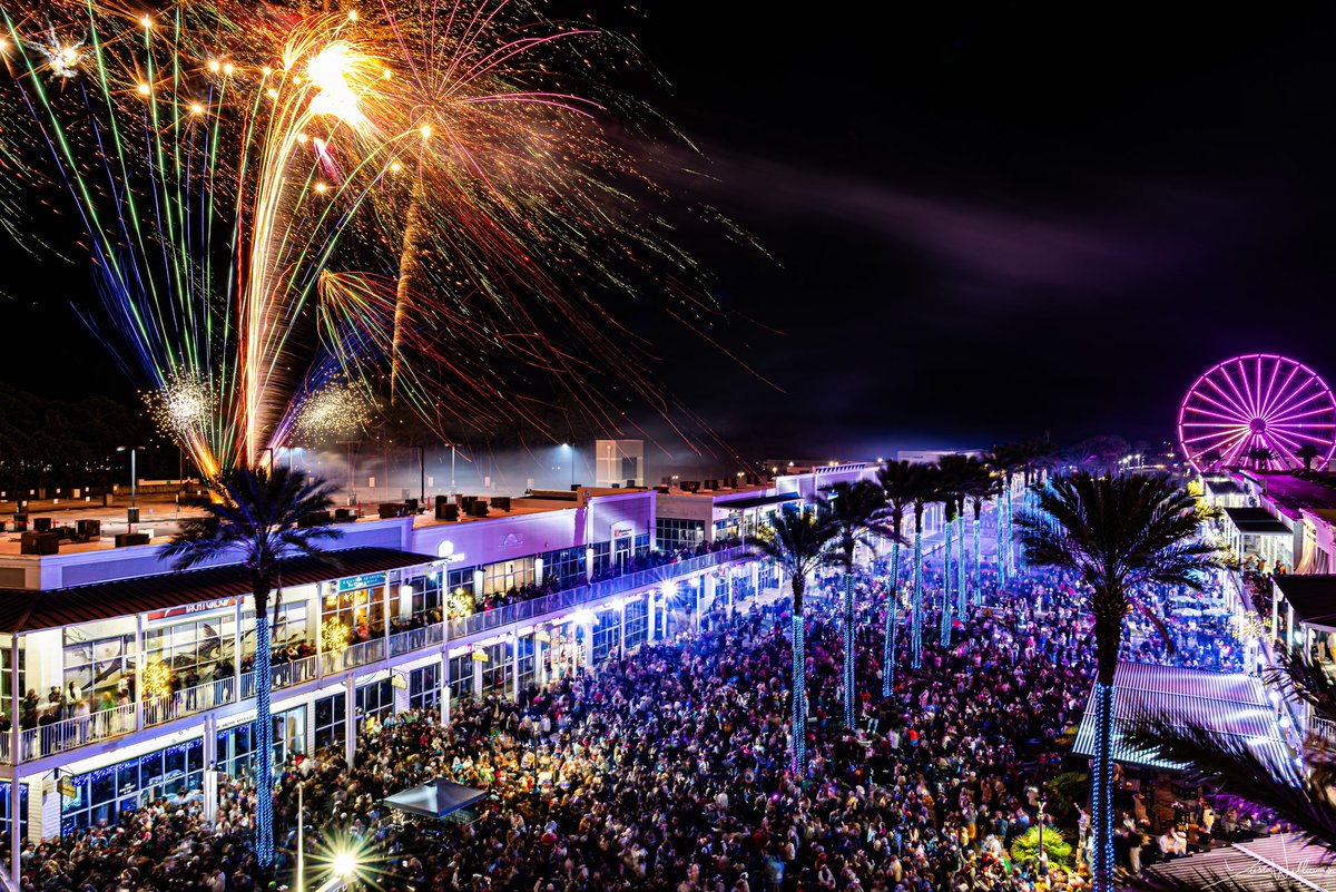 DWPhotographed's tweet image. Happy 2025 everyone!!! 🎉🎊
Brought in the New Year with thousands of my new friends at The Wharf in Orange Beach, AL!
I hope all of you have a happy, healthy, wealthy, and prosperous year ahead!
What are you looking forward to the most in 2025? Let me know!