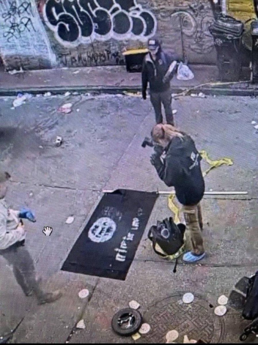 The knew it was an ISIS flag right away 

And the FBI agent lied about it to the world