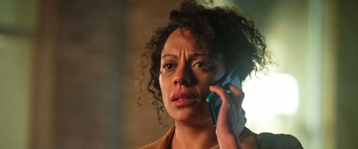 BingeMove's tweet image. 🎥 Missing You Review:
A tangled web of lies and twists keeps Detective Kat Donovan in the dark—but not in a good way. Despite a strong cast, this Harlan Coben adaptation succumbs to over-explained, nonsensical mystery tropes. Fans may watch, but don’t expect much.
#MissingYou