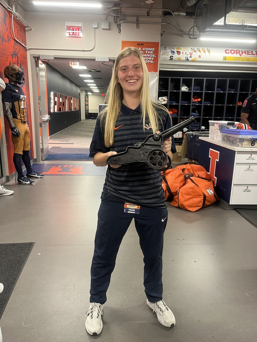 mmayer_19's tweet photo. One Incredible Season 🧡💙 https://t.co/Xij8dQ6fiS