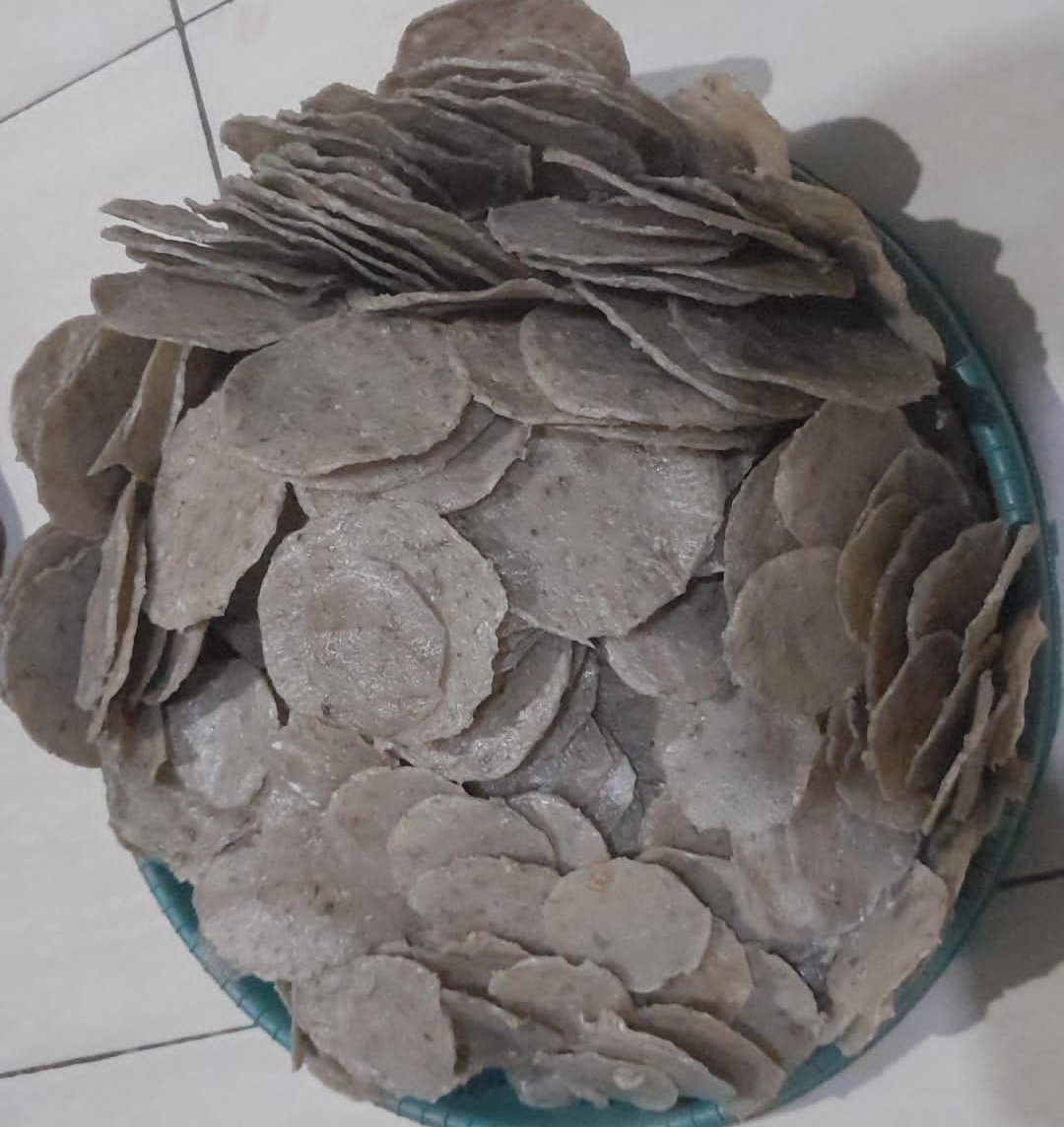 Rhiee_84's tweet photo. Senin 23.12.2024, Luhkan Kec. SP Padang Melaporkan produksi kemplang ibu Mis, menggunakan ikan sungai sebnyak 15kg/hari. kmplang dijual dengan harga Rp. 600/keping yang besar dan Rp. 300/keping yang kecil
#GiatLuhkanSatminkalBRPPUPP 
#luhlapor 
#KabOKI https://t.co/NPVreH0BKO