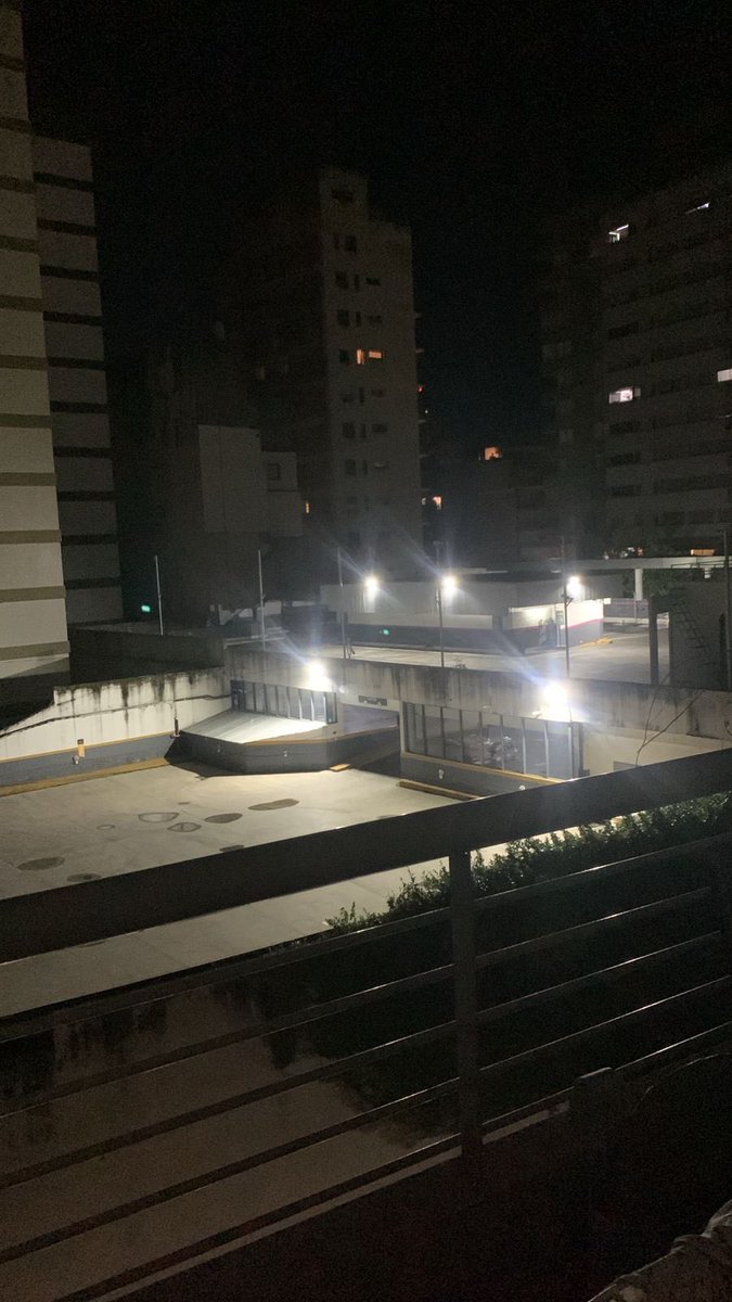 MeriCapu's tweet image. ⁦⁦@Coto_Ar⁩ ésta foto desde mi balcón hoy 1 enero 2025. Belgrano. Hace 2 meses que  no las apagan. Ya hablé c  jefe de mantenimiento. Lado opuesto montañas de caca nidos de aves ratas  ⁦@gcba⁩ ⁦@AGC_Control⁩  ⁦@MPFCABA⁩ y no puedo entrar c mascota sana