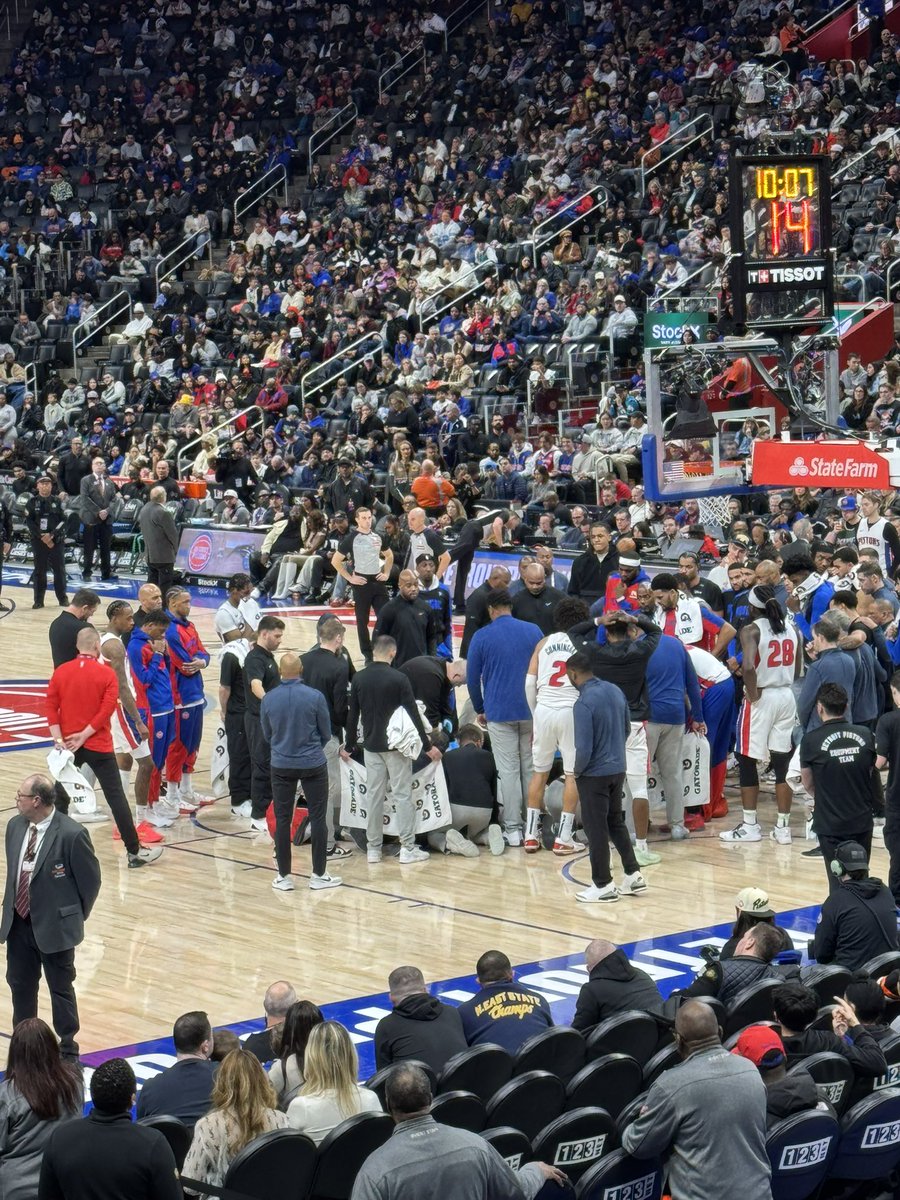 DetroitKoolAid's tweet image. I don’t care to show the injury, or Jaden Ivey in this tough spot. 

But how everyone came together for him.