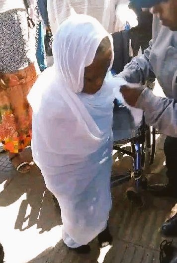 ጤነኛ ታዳጊን ህመምተኛ አስመስላ በማጭበርበር ስትለምን የነበረች ግለሰብ በእስራት ተቀጣች፡፡ 
 የግል ተበዳይ የ7 ዓመት ታዳጊና የተከሳሽ ወንድም ሲሆን ከትውልድ አካባቢው ወደ አ/አ ትምህርት ላስተምረው በማለት አምጥታው መለመኛ ማድረጓ ተነግሯል