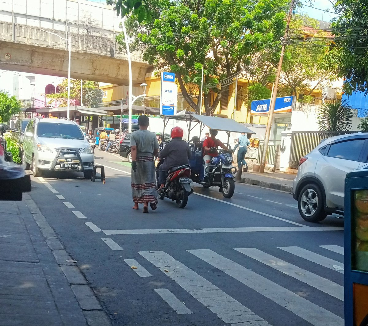 Torumar908's tweet image. Mohon dapat diamankan ODGJ di sekitar parkiran Mesjid Cut Mutia Stasiun Gondangdia, krn mengganggu pengunjung dan beresiko merusak kendaraan karena sambil parkir @satpolppjakarta @DinsosDKI1 @satpolppjp515 @dishubjakarta #fypシ #mesjidcutmutia #gondangdia
