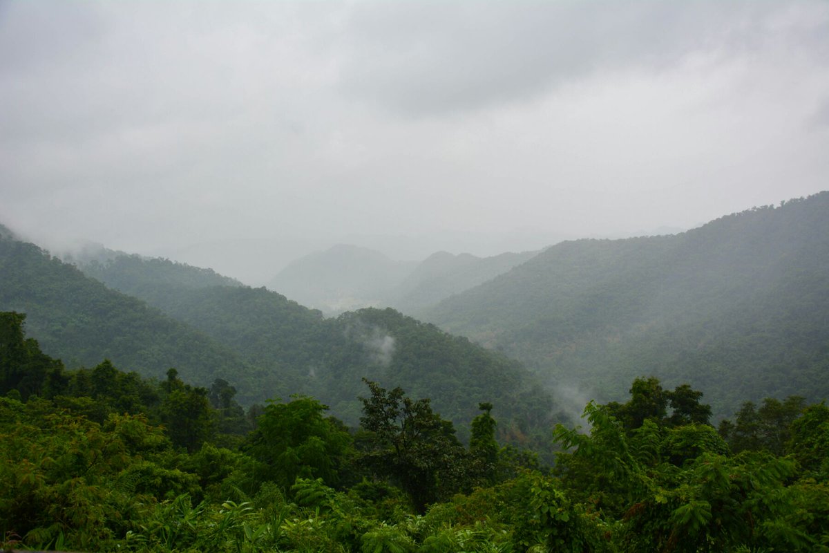 ThaigerNews's tweet image. Thailand's weather is a rollercoaster! Freezing temps and frost in the north, while the south battles monsoons and high sea waves. How's the weather in your area? Stay safe and share your experiences! #ThailandWeather #ClimateUpdate #StaySafeThailand