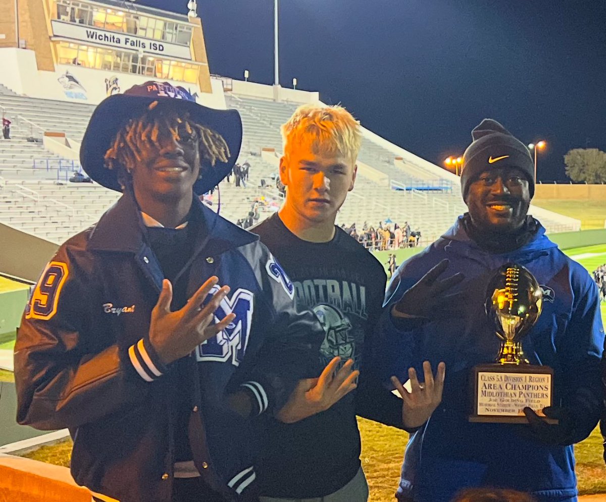 Randall Vincent (@_coachvincent) on Twitter photo Got to start the new year seeing 2 former players of mine that made me a better coach. Had an awesome time listening to them reminisce about the past few years. This is what it’s all about!
Continue to be great <a href="/KoleTompkins/">Kole Tompkins</a> & <a href="/Bryantwesco19/">Bryant Wesco🌟✈️</a>! #HasBeens Got to start the new year seeing 2 former players of mine that made me a better coach. Had an awesome time listening to them reminisce about the past few years. This is what it’s all about!
Continue to be great <a href="/KoleTompkins/">Kole Tompkins</a> & <a href="/Bryantwesco19/">Bryant Wesco🌟✈️</a>! #HasBeens