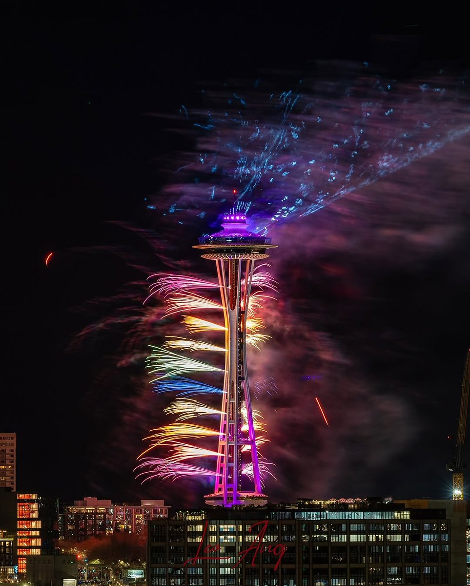 Happy New Year Seattle! ✨️🥳 Here’s a glimpse of the drone show in case you missed it ❤️ Wishing you a New Year full of amazing moments! Did you get a chance to see it live? #Seattle #spaceneedleview #spaceneedletower #spaceneedle #seattlewashington