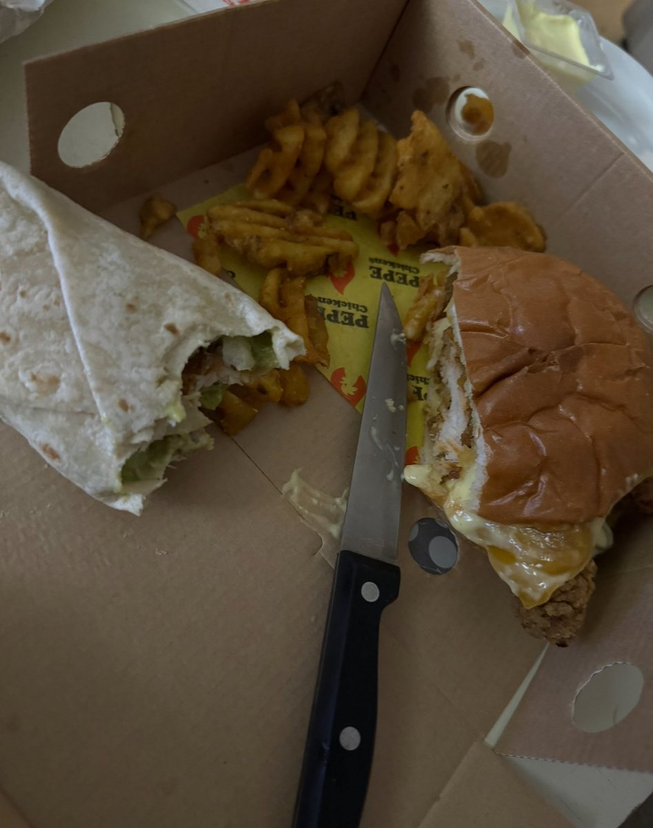 hichembkhh's tweet image. ma petite sœur naïve qui a laissé ça au frigo xptddddrrrrr quel déception quand elle va se réveiller demain en ouvrant le frigo