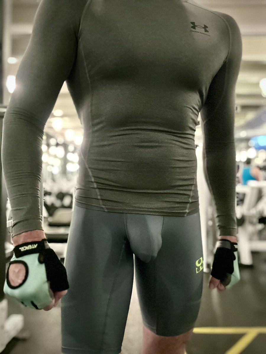 2025 is here! New year, new gear! 😈🍆😈

#bulge #bulging #bulto #bultos #lycraboy #spandex #lycra #musclethong #gymbulge #gaygym #alpha #bulgegear #muscle #tanga #skintight #showoff #spandexfetish #小三角 #內褲控 #腹肌 #hny #HNY2025 #himbo #ergowear #bara #chudai #gymbody #gym