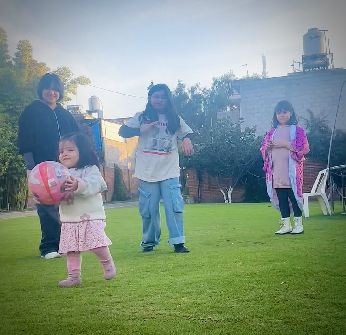 JoslyBathory's tweet photo. Mikyta jugando con sus primas 🥰🥰🥰 https://t.co/vhkofFaM4o