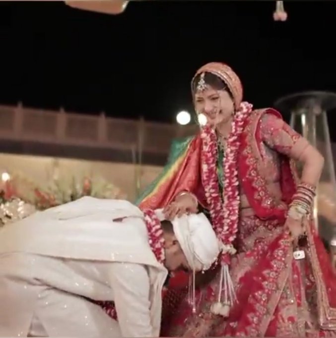 #कलयुग ना जाने और क्या क्या दिखाएगा 🙏🙏

पत्नी का पैर छूने का रिवाज/ट्रेडीशन कही नही है❗️
सच में अब यह जेनरेशन अजीब चीजें कर रही है।

आपके हिसाब से सही है या गलत??