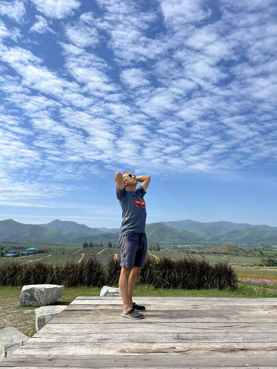 เส้นทางชีวิต มันไม่มีหรอกเส้นชัยอะ
มันมีแต่เดินไปเรื่อยๆ จนหมดลมหายใจ จงอย่าไปโฟกัสปลายทางให้มันมากเลย ค่อยๆ ทำ ค่อยๆ เป็น ค่อยๆ ไปแบบมีความสุขกับทุกวันในแบบเรานี่แหละ ดีที่สุดแล้ว !!ทำทุกวันให้ดี อะไรที่ "ใช่"ถึงเวลามันก็จะเข้ามาเองอะไร "ไม่ใช่" ดิ้นรนให้ตายก็อาจไม่ได้มา HNY2025