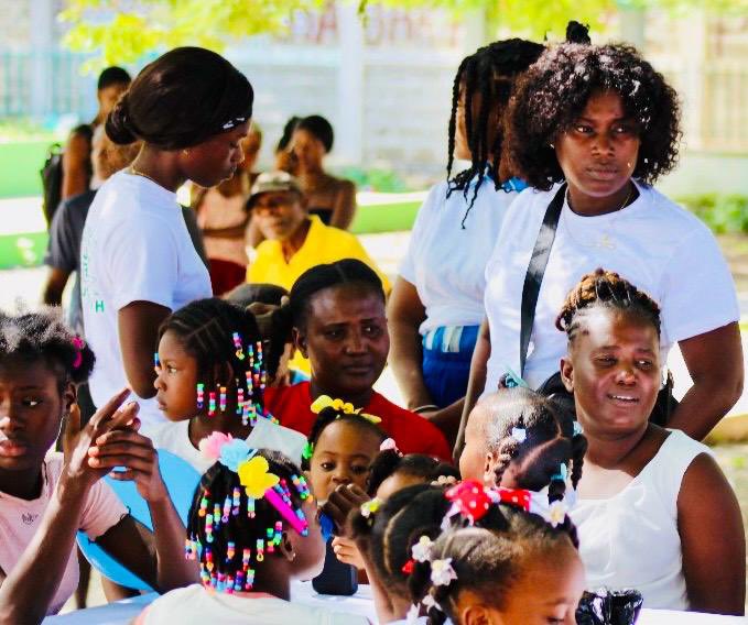 TICKETmaghaiti's tweet photo. Terrier-Rouge : Célébration du premier jour de l’An

Sur la place publique de Terrier-Rouge, et à l’initiative de l’Association des Jeunes Femmes Leaders d’Haïti (AJFLH), dirigée par la mairesse assesseure de cette commune, Nadège François, une activité culturelle a été organisée pour marquer le 1er janvier 2025. Conférences-débats, interprétations musicales et danses ont agrémenté la journée.

Lors de cet événement, les organisateurs ont permis aux participants, particulièrement les enfants, de redécouvrir l’importance de la soupe joumou, véritable fierté des Haïtiens. Ils en ont également profité pour distribuer des jouets et des cadeaux. #tickettoupatou
.
.

✍️📹 : Valéry Félix