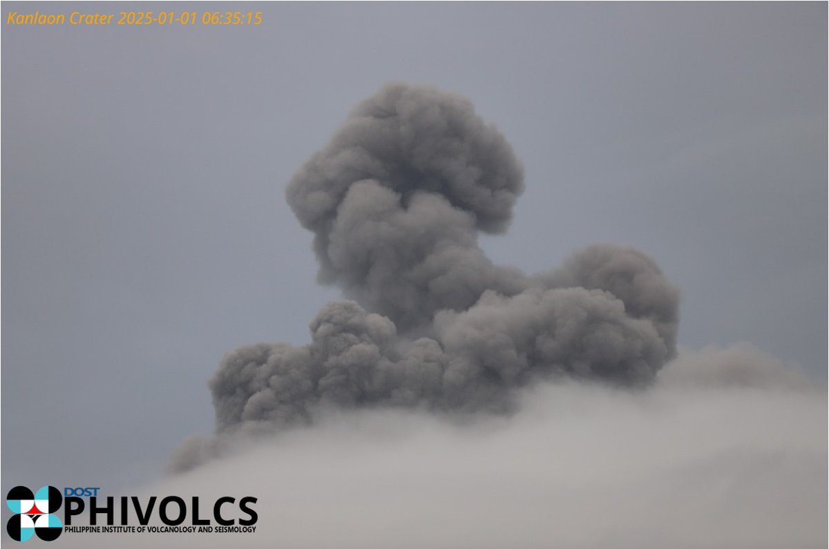 NewsKoPH's tweet image. TINGNAN: Mga larawan ng pagbuga ng abo ng Bulkang Kanlaon sa pagitan ng 6:05 a.m. at 07:44 a.m. kahapon, Enero 1, sa latest bulletin ng PHIVOLCS ngayong Huwebes. 

Sundan: newsko.com.ph

#NewsPH #NewsKoNews #EarthquakeAlert #LindolPH