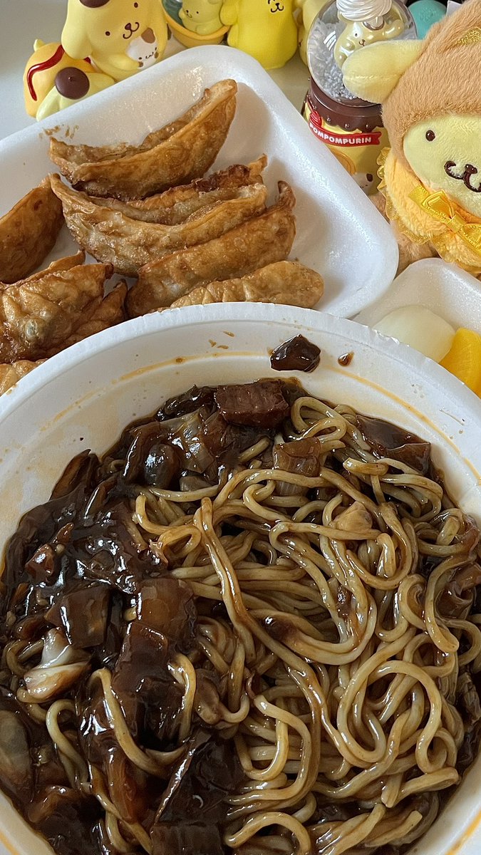 purineatforever's tweet image. 섹시한 짜장면에 군만두 곁들여 먹는 시간이다!