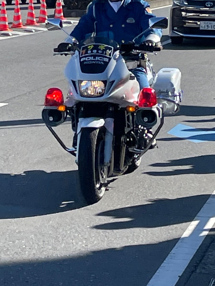 先導する神奈川県警の白バイには、特殊詐欺防止啓発のステッカー