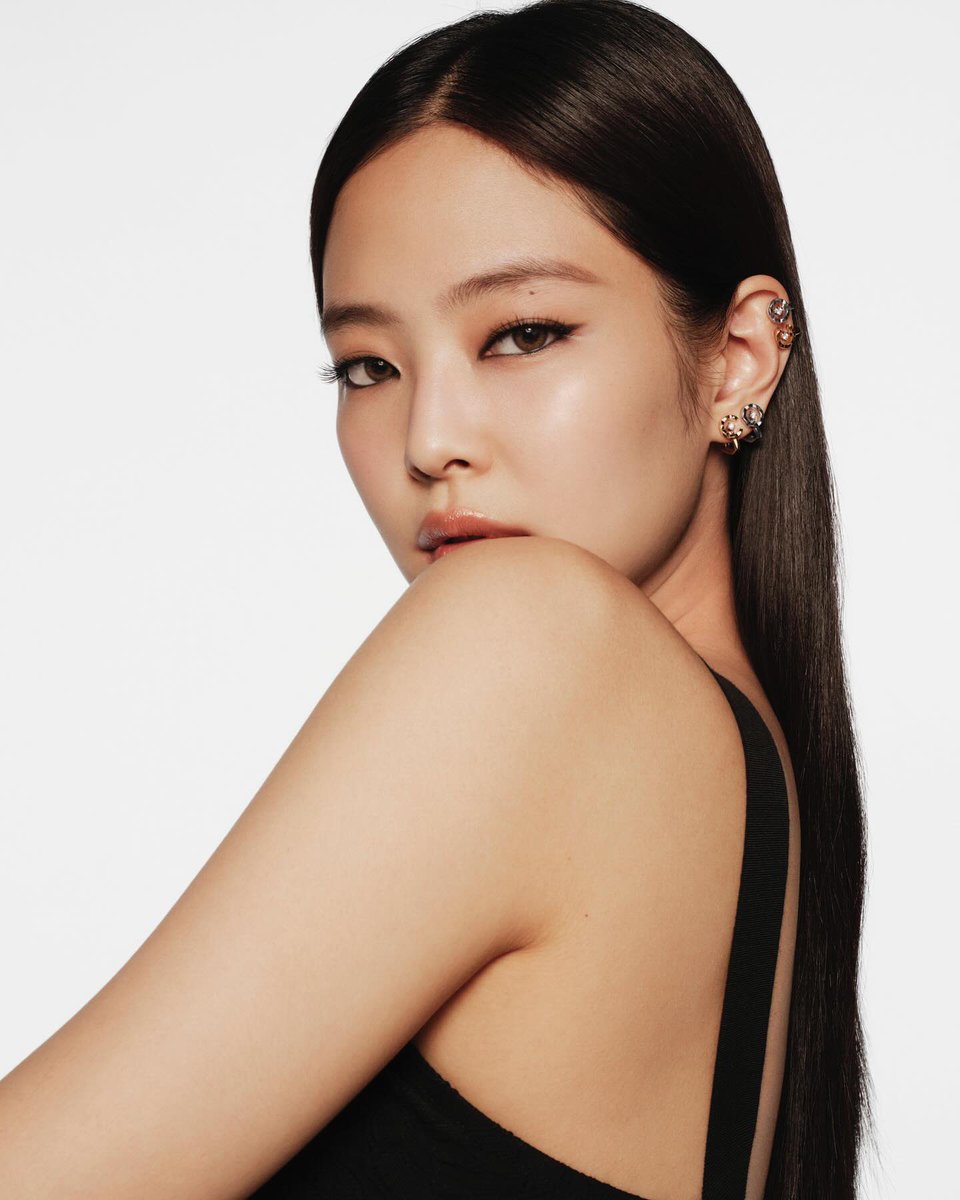 JennieDCGallery's tweet photo. 250102 #JENNIE for @CHANEL Coco Crush 2025 Campaign https://t.co/a7IPYl4FeD